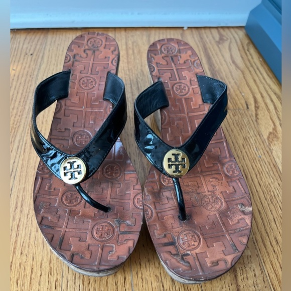 Tory Burch Thora Wedge Thong Slip-On Sandal Black & Tan Wedge Flip-Flops Size 9 - Picture 1 of 8
